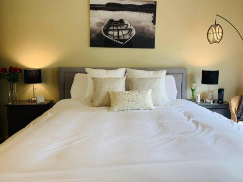 a large bed with white sheets and pillows at Couple's Retreat in Napa Valley Near Wineries in Napa
