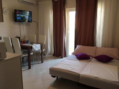 Apartments with parking space Kastel Novi, Kastela - 22244