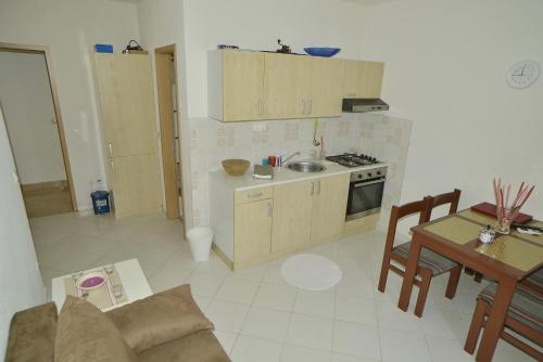 Apartments with parking space Kastel Novi, Kastela - 22244