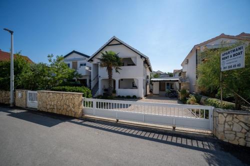 Apartments with a parking space Vir - 22626