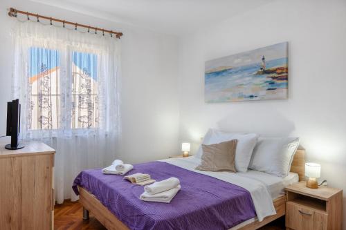 Un dormitorio con una cama con toallas. en Apartments with parking space Vir - 22682, en Vir