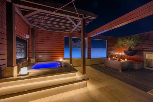 a jacuzzi tub in a room with a deck at コスタリゾート茅ヶ崎大人専用 in Suka