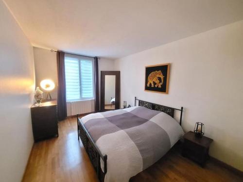 une chambre avec un lit et une grande fenêtre dans l'établissement Appartement de 90m² situé dans le Vieux-Lille., à Lille