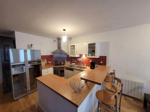 une cuisine avec un comptoir en bois dans une pièce dans l'établissement Appartement de 90m² situé dans le Vieux-Lille., à Lille