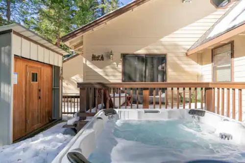 สระว่ายน้ำที่อยู่ใกล้ ๆ หรือใน Luxury Cabin: Hot Tub, Sauna, Pool and Sleeps 10