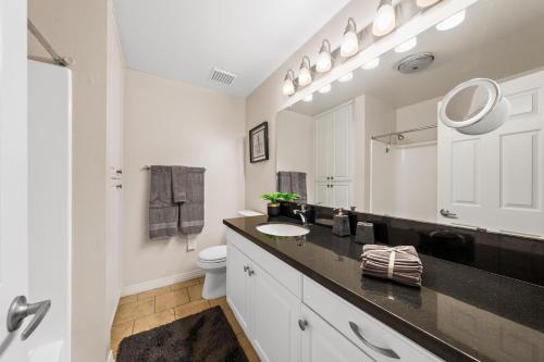 uma casa de banho branca com um lavatório e um WC em Marina appartement with beach view em Los Angeles