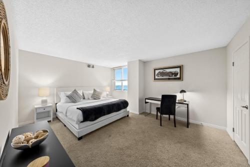 um quarto com uma cama e uma secretária em Marina appartement with beach view em Los Angeles