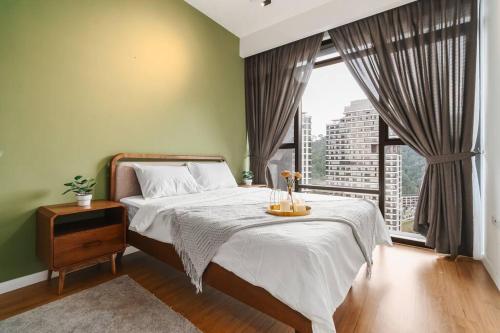 een slaapkamer met een bed en een groot raam bij KL East Mall@TheRidge-Netflix-Stylish-MountainView in Kuala Lumpur
