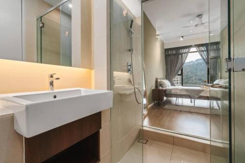 een badkamer met een witte wastafel en een slaapkamer bij KL East Mall@TheRidge-Netflix-Stylish-MountainView in Kuala Lumpur