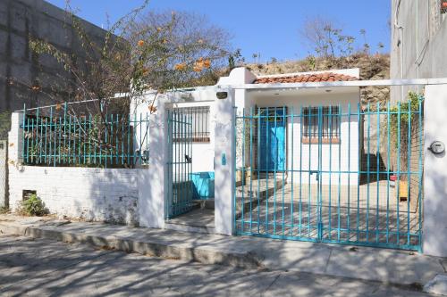 a gate in front of a building at Casa completa a 5 minutos de la playa en Crucecita Huatulco in Santa Cruz Huatulco
