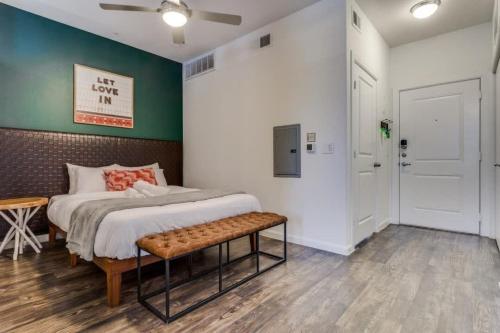 um quarto com uma cama com um banco em Spacious CozySuites on I-35 w pool and parking #05 em Pflugerville