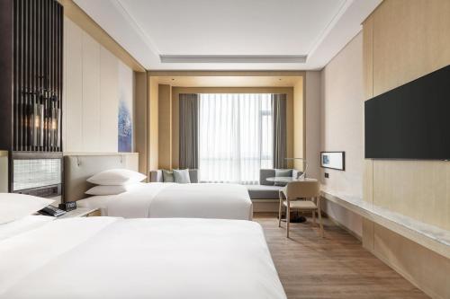 Ένα ή περισσότερα κρεβάτια σε δωμάτιο στο Courtyard by Marriott Shanwei Haifeng