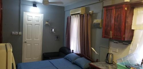 מיטה או מיטות בחדר ב-Ali's Apartment