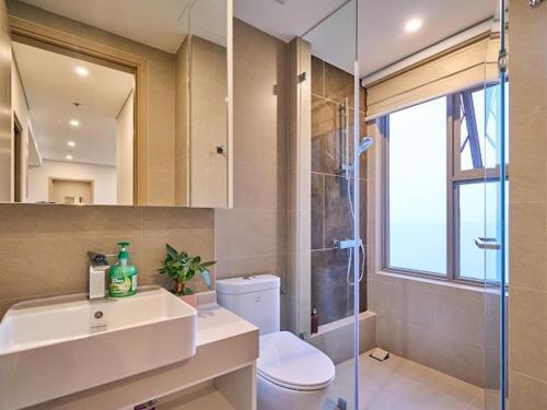 a bathroom with a toilet and a sink and a shower at Homestay The Sóng Vũng Tàu View Đẹp Giá Rẻ Ngay Trung Tâm in Vung Tau