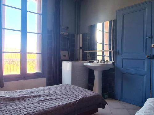 une chambre avec un lit, un lavabo et une fenêtre dans l'établissement Appartement T2 à 50m de la plage à Collioure - FR-1-309-407, à Collioure
