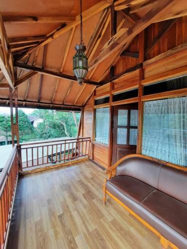 salon z kanapą i balkonem w obiekcie Villa As-salam, Kadungora, Garut w mieście Garut