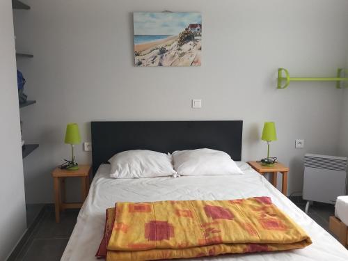 une chambre avec un lit avec une couverture dessus dans l'établissement Maison plain-pied à Saint-Hilaire-de-Riez, près de la mer, idéale pour 6 pers., jardin et terrasse - FR-1-323-470, à Saint-Hilaire-de-Riez