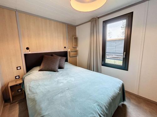 1 dormitorio con 1 cama grande y ventana en Chalet Jullouville, 3 pièces, 4 personnes - FR-1-361-529, en Jullouville-les-Pins