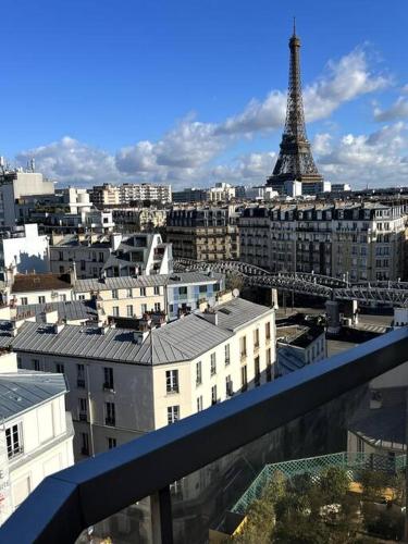 Tour Eiffel - Studio vue imprenable au-dessus des toits, balcon