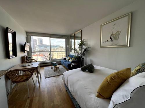 Tour Eiffel - Studio vue imprenable au-dessus des toits, balcon