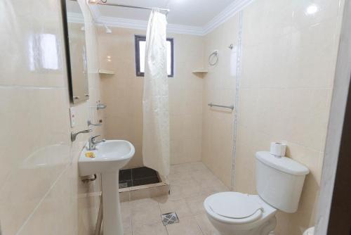 uma casa de banho com um WC, um lavatório e um chuveiro em Imaynalla em Sucre