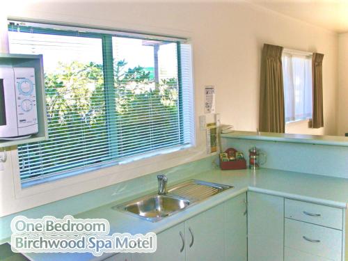 Η κουζίνα ή μικρή κουζίνα στο Birchwood Spa Motel