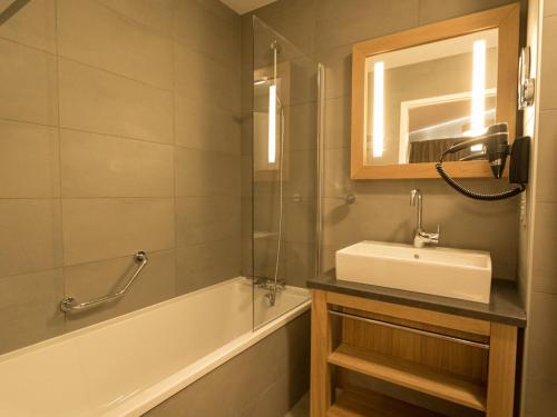 y baño con lavabo y bañera. en Appartement Les Arcs 1800, 5 pièces, 8 personnes - FR-1-352-42 en Arc 1800