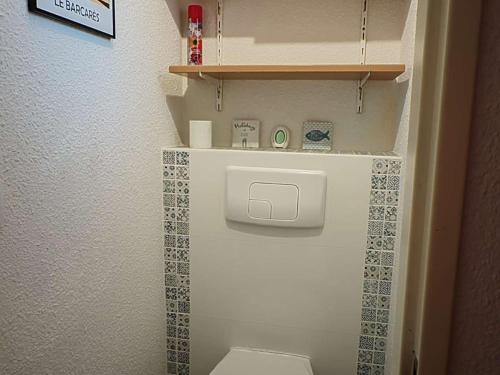 une petite salle de bain avec toilettes et lavabo dans l'établissement T2 climatisé avec internet et piscine, 4 couchages - Le Barcarès - FR-1-195-107, au Barcarès