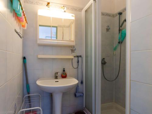 uma casa de banho com um lavatório e um chuveiro em Villa Narbonne, 3 pièces, 6 personnes - FR-1-409-257 em Narbona