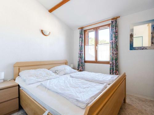 une chambre avec un lit et une fenêtre dans l'établissement Pavillon pour 6, proche plage, avec terrasse, parking et animaux acceptés - FR-1-409-257, à Narbonne