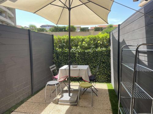 Studio en Rez-de-Jardin à Cannes la Bocca – Accès Plages, Terrasse Privée - FR-1-609-98