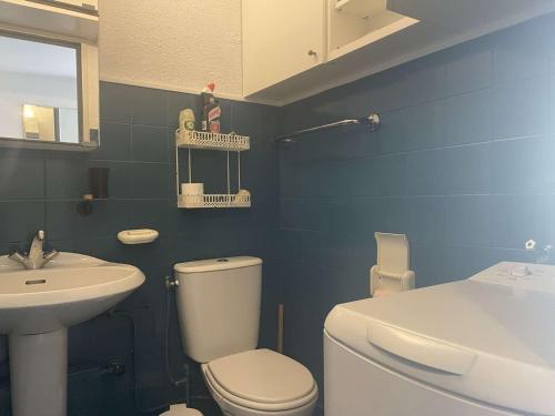 une salle de bain avec des toilettes blanches et un lavabo dans l'établissement Studio en Rez-de-Jardin à Cannes la Bocca – Accès Plages, Terrasse Privée - FR-1-609-98, à Cannes