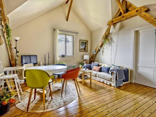 un salon avec une table, des chaises et un canapé dans l'établissement Charmant T3 au cœur d'Arcachon, 250m du Parc Mauresque, proche plage et commerces - FR-1-433-116, à Arcachon