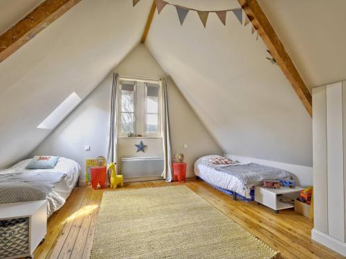 - une chambre mansardée avec 2 lits et une fenêtre dans l'établissement Charmant T3 au cœur d'Arcachon, 250m du Parc Mauresque, proche plage et commerces - FR-1-433-116, à Arcachon