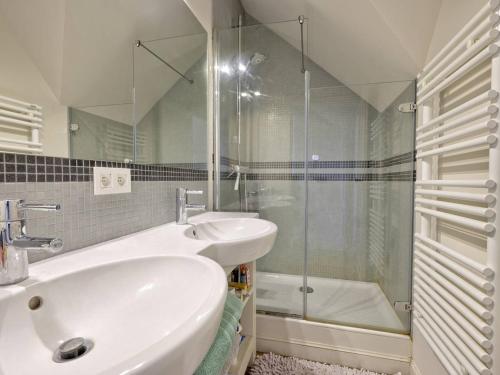 une salle de bain blanche avec un lavabo et une douche dans l'établissement Charmant T3 au cœur d'Arcachon, 250m du Parc Mauresque, proche plage et commerces - FR-1-433-116, à Arcachon