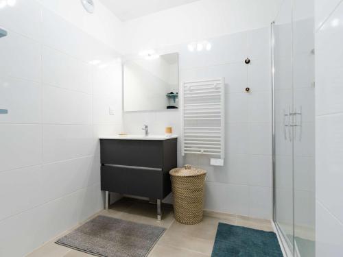 une salle de bain avec un lavabo et une douche dans l'établissement Appartement T3 Climatisé avec WIFI, Balcon et Parking à 300m de la Plage - Narbonne Plage - FR-1-409-255, à Narbonne