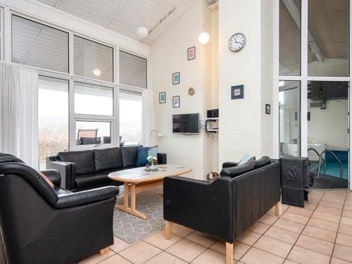 uma sala de estar com sofás e uma mesa em 10 person holiday home in Haderslev em Diernæs