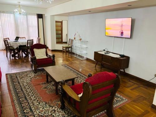 a living room with a couch and a table at Departamento cómodo Cala Cala in Cochabamba