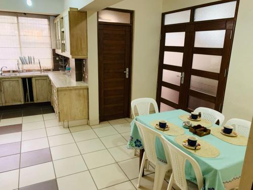 cocina y comedor con mesa y sillas en Departamento cómodo Cala Cala, en Cochabamba