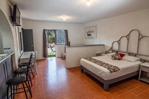 a bedroom with a bed and a table and chairs at Suite/ terraza en la glorieta chapalita in Guadalajara