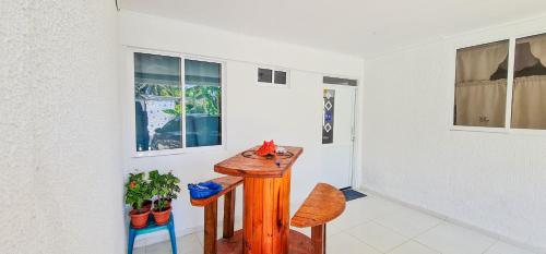 um quarto com uma mesa, cadeiras e janelas em FRESH BEACH HOUSE em San Andrés