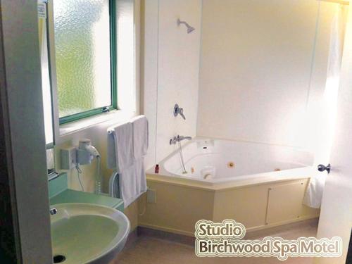 Ένα μπάνιο στο Birchwood Spa Motel