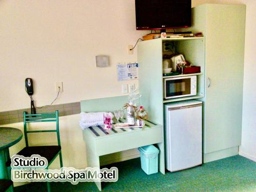 Η κουζίνα ή μικρή κουζίνα στο Birchwood Spa Motel