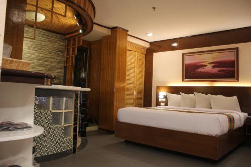 sypialnia z dużym łóżkiem w pokoju w obiekcie LM METRO HOTEL w mieście Zamboanga