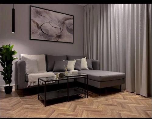 ein Wohnzimmer mit einem Sofa und einem Tisch in der Unterkunft شقة فاخرة بدخول ذاتي in Riad