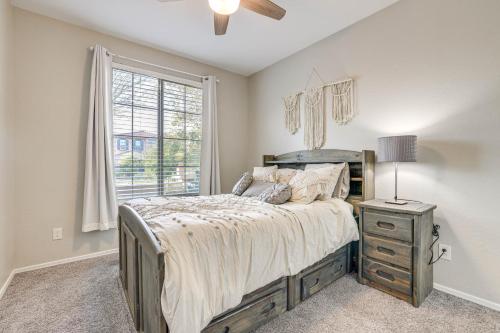 Ένα ή περισσότερα κρεβάτια σε δωμάτιο στο Outdoor Oasis with Pool and Spa Goodyear Getaway