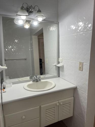 een badkamer met een wastafel en een spiegel bij Tonsupa Beach House in Tonsupa