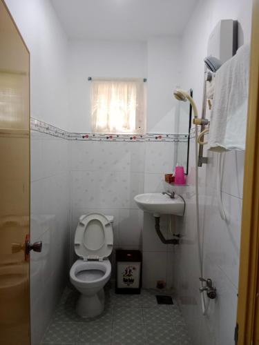 Baño pequeño con aseo y lavamanos en Khách sạn Hải Vân, en Hà Tiên