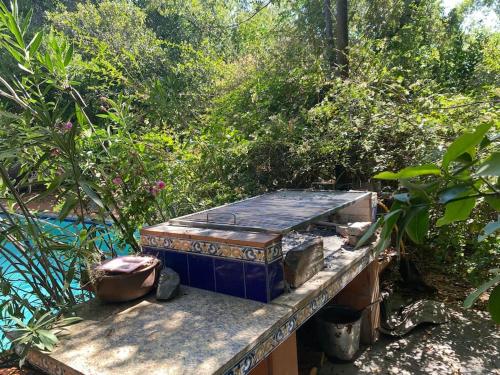 una caja sentada en una mesa en un jardín en Bosque Mágico Oasis La Campana Hijuelas, en Ocoa