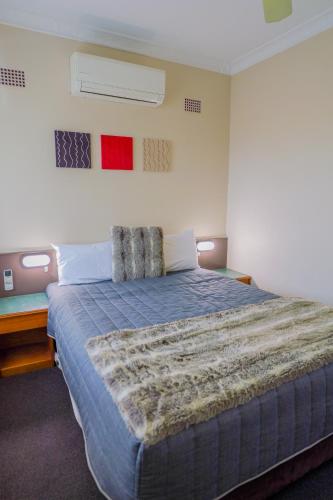 Cama o camas de una habitación en Abbotsleigh Motor Inn